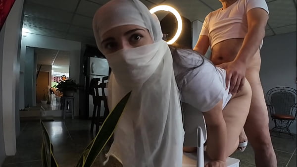 Ibu-ibu Berjilbab Ngentot Brutal, Kontol Mancing Di Pantat Sampai Crot