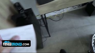 Gadis Latin Remaja Nakal Goda Ayah Tirinya Pakai Tubuh Seksi Yang Bikin Ngiler.