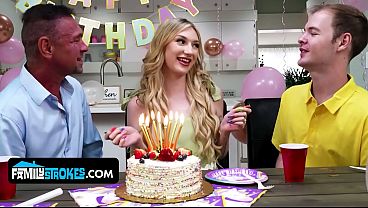 Anak Tiri Mungil Dengan Tetek Alami, Daisy Lavoy, Menggoda Dan Naik Ke Atas Kontol Bapak Tirinya.