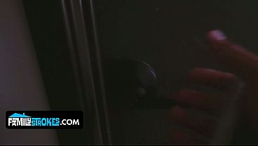 Goyangin Tubuh Montok Layla London Biar Stepbro Ngegas Di Memek Sempitnya
