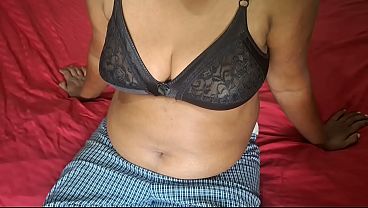 Pembantu Lagi Bersihin Kamar, Kakak Lagi Horny, Ranjang Jadi Panas Banget.
