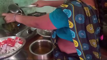 Ibu Rumah Tangga India Masak Sambil Main Seks Sama Pacar.