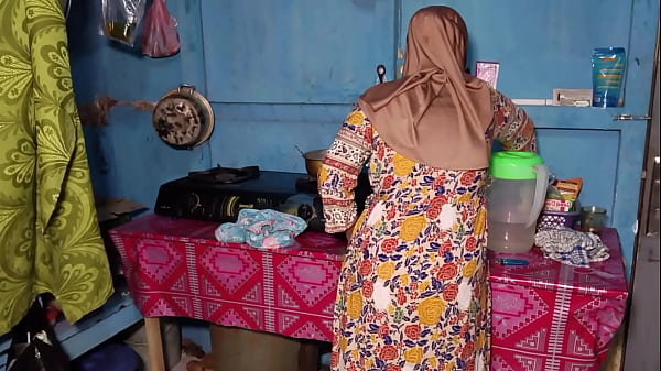 Ngentot Istri Temen Sendiri Pas Lagi Sibuk Masak, Rasanya Makin Panas.