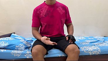 Ibu Tiri Bantu Anak Tiri Yang Cedera Mandi, Malah Godain Dia. Akhirnya Berujung Ngehisap Kontolnya, Sebelum Digenjot Keras.