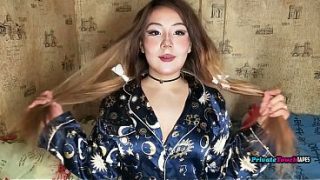 Gadis Gemuk Rusia Dengan Paha Besar Mainin Memek Sempitnya Sambil Dildo Nancep Di Dalem