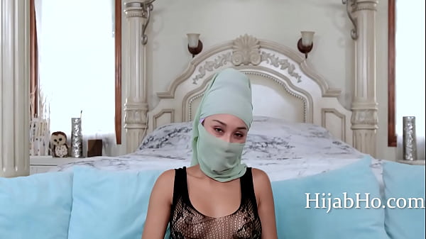 Ibu Tiri Berhijab Bikin Tenang, Tubuhnya Bikin Gelisah – Cali Lee
