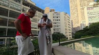 Sheik Árabe Chegou No Brasil Na época Da Copa Do Mundo, Ele E O Guia Turístico Pegaram As Torcedoras Brasileiras Que Tavam No Hotel, Levaram Pro Quarto E Meteram Gostoso Até O Cuzinho Dessas Safadas, Vídeo Completo No Red.