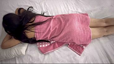 Bule Cewek Nri Dipegang-pegang Pantatnya Sama Pelayan, Abis Itu Digenjot Memek Sampai Pantat Gede Muncrat.