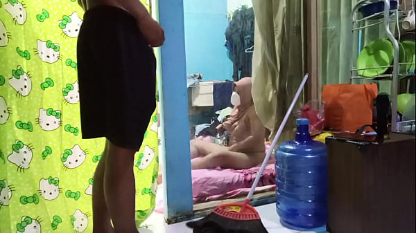 Ngentotin Bini Temen Sambil Dia Lagi Mainin Memek Sendiri