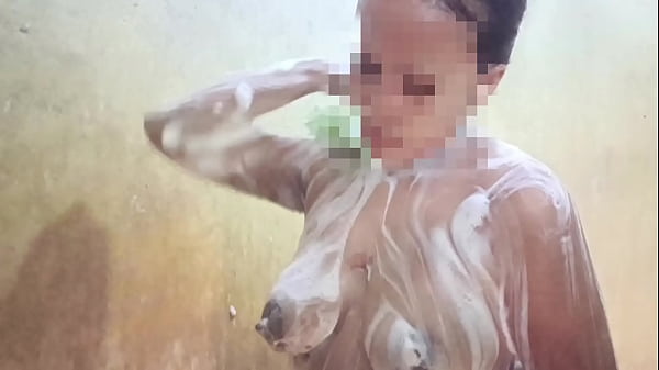 Lihatin Aku Mandi, Kamu Pasti Langsung Tegang, Sayang.