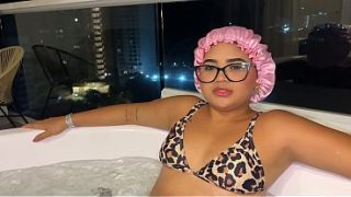 Madrastra Jalang Mandi Telanjang Bareng Anak Tiri Di Jacuzzi, Minta Dientot Sambil Bokap Lagi Keluar