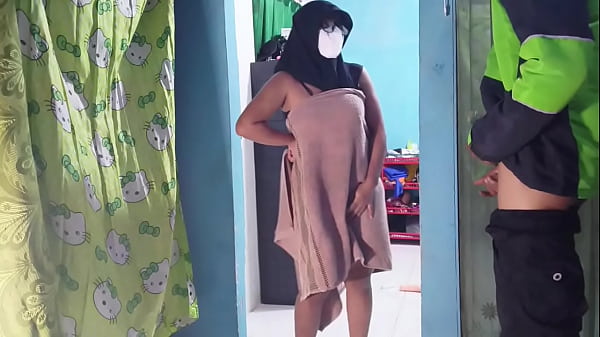 Kepergok Tukang Ojol Pas Lagi Mainin Kontol Sendiri Sambil Kirim Makanan