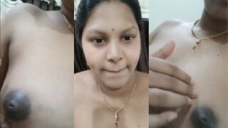 Desi Cewek Chennai Telanjang, Dia Nekenin Tetek Montoknya Yang Polos.
