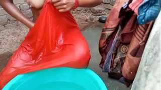 Rati Mandi Di Kamar Mandi, Suara Hindi Bikin Greget, Basah-basah Bikin Ngilu