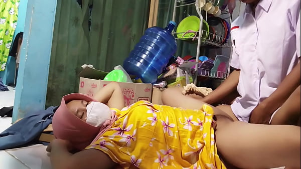 Ajak Ngentot Ibu Tiri Pas Mau Berangkat Sekolah, Rasanya Bikin Ngilu