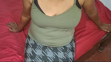 Wanita Asia Sendirian, Santai, Siap Diganggu.