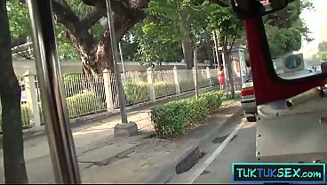 Gadis Thai Montok Dijemput Naik Tuk Tuk, Langsung Naik Ke Kontol Gede.