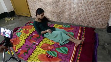 Gadis Lajang Seksi Ajak Kakaknya Yang Masih Lajang, Hilangkan Dahaga Di Ranjang.