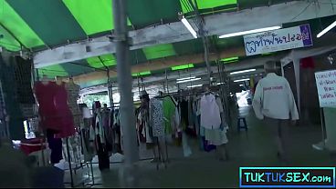 Lidahnya Ditindik, Ibu Mertua Mungil Thailand Digebet Dua Bule
