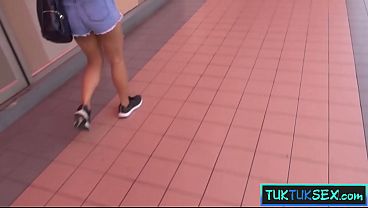 Gadis Lokal Thailand Digebet Di Dalam Tuk Tuk Terus Dibawa Ke Hotel Buat Main Ranjang.