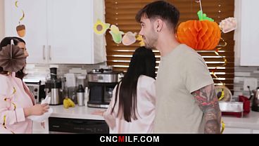 Ibu Tiri Marica Yang Seksi Mulai Diajari Tradisi Bebas Pakai Keluarga.