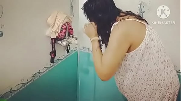 Desi Mandi Basah Kering, Ngebor Badan Sambil Nahan Desah.