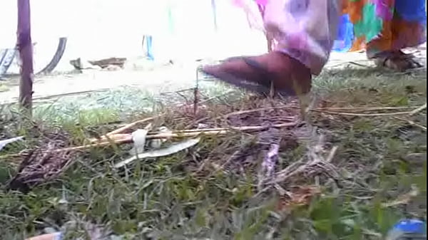 Desi Ngocok Kencing Sambil Nungging Basahin Lantai.