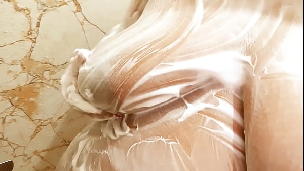 Desi Bhabhi Lagi Mandi, Basah Kuyup Bikin Makin Hot