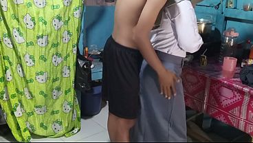 Ngentot Adik Ipar Di Dapur, Pas Mau Berangkat Sekolah, Makin Basah Kena Cipratan Pagi