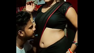 Desi Bhabhi Saree Navel Basah Basah Kena Mainin.