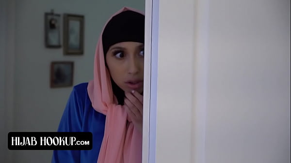 Gadis Berhijab Seksi Dengan Bokong Montok Digilas Kontol Keras Instruktur Nakal