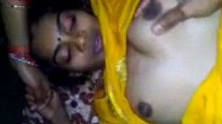 Pelayan Pakai Saree Sutra Kuning, Ngeseks Di Kamar Bikin Basah