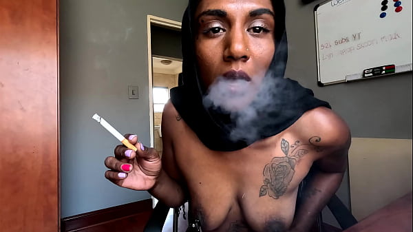 Desi Pake Hijab Ngerokok Sambil Jepit Pentil