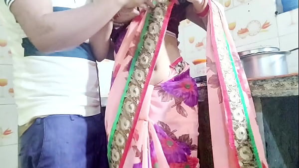 भाभी बर्तन धो रही थी, तभी देवर ने आकर कहा—”भाभी, तेरी चूत चाहिए, देगी क्या?” हिंदी ऑडियो।