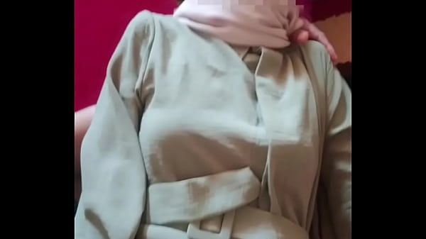 Saudari Tiri Hijab Di Entot Mesum Saat Momen Lebaran, Nafsu Menggebu Di Hari Suci