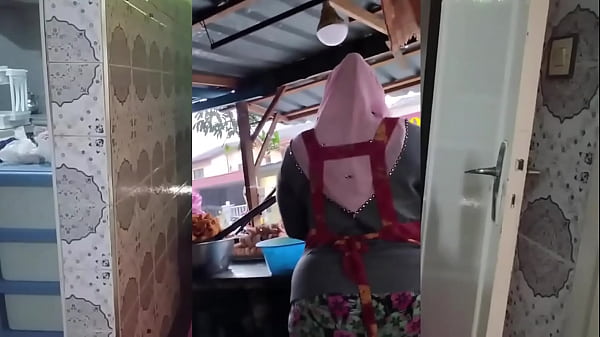 Ibu Montok Berjilbab Siap Digoyang, Gairah Tersembunyi Di Balik Kain.