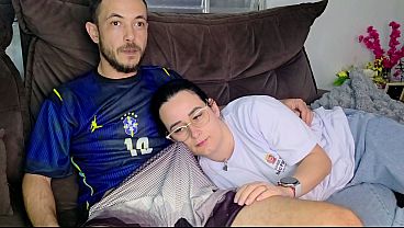 Irmã De Criação Digita No Pau Do Irmão Enquanto Vê O Jogo Do Brasil