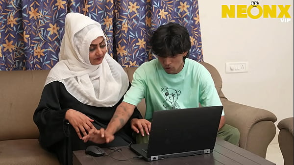 Hijab Cewek Ketahuan Abang Tiri Pas Lagi Colmek